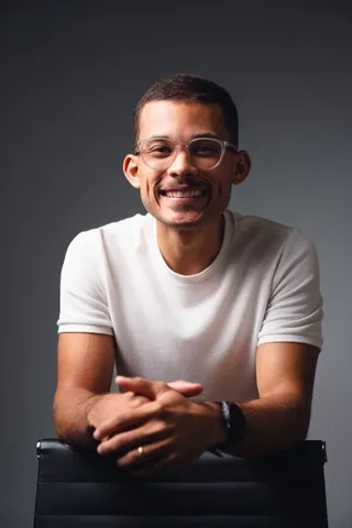 Marlon Torres, sorrindo, de camiseta branca.