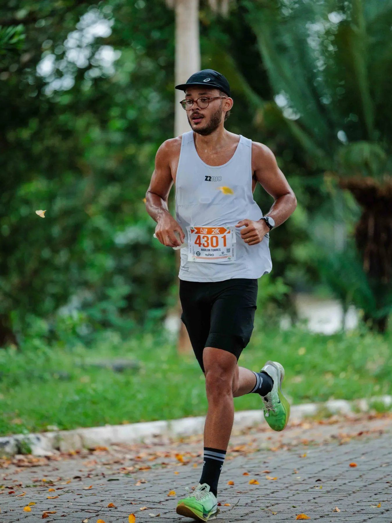 Marlon Torres correndo numa prova de rua, de regata branca e número de peito
